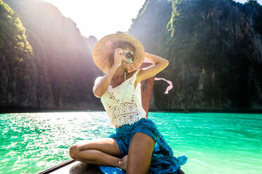 Schöne Frau auf einem Longtailboot in Phi Phi Island, Thailand - Junges hübsches Mädchen im Sommerurlaub in Südostasien - DMDF04927