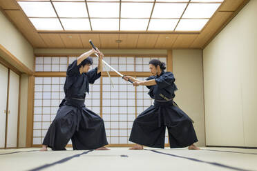 Japanischer Kampfsportler beim Kendo-Training in einem Dojo - Samaurai beim Üben in einer Turnhalle - DMDF05012