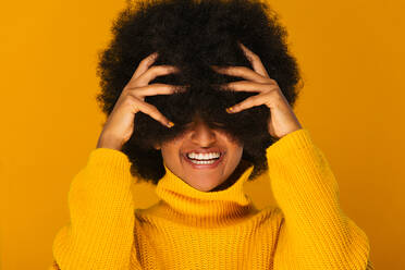 Portrait of pretty afro american woman in a studio for a beauty session - Beautiful girl posing on colored background - DMDF05030