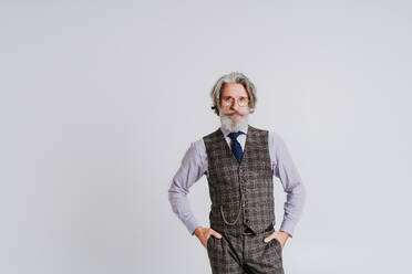 Senior hipster man with stylish suit portrait - DMDF05209