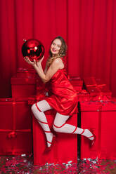 Schöne junge Frau mit rotem Kleid und Geschenke, Weihnachten und festliche Tage Konzepte - DMDF05284
