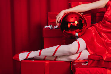 Schöne junge Frau mit rotem Kleid und Geschenke, Weihnachten und festliche Tage Konzepte - DMDF05288