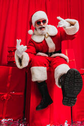 Cool, lustig und modern Weihnachtsmann Porträt, Weihnachten und Neujahr festliche Tage Konzepte - DMDF05325