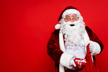 Lustiger Weihnachtsmann mit Tracht auf farbigem Hintergrund - DMDF05378