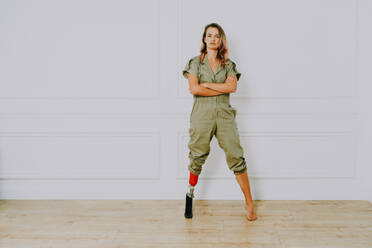 Schöne junge Frau mit Amputation - Hübsche und selbstbewusste Frau mit Beinbehinderung, Amputierte posiert gegen Body Shaming - DMDF05429