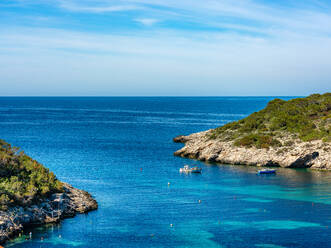 Bucht Cala Portinax mit wunderschönem azurblauem Meerwasser - ADSF47372