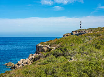 Bucht Cala Portinax mit wunderschönem azurblauem Meerwasser - ADSF47373