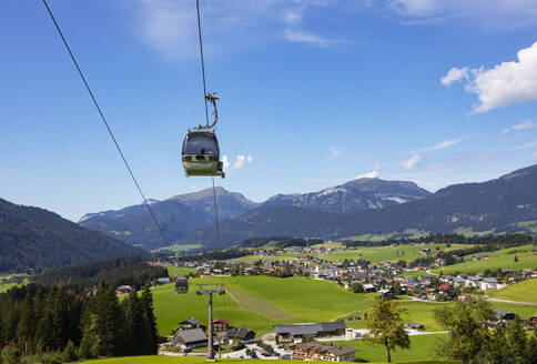 Österreich, Salzburger Land, Abtenau, Idyllischer Ort im Salzkammergut mit Luftseilbahn im Vordergrund - WWF06526