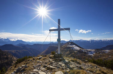 Österreich, Salzburger Land, Sonnenschein über dem Gipfelkreuz des Osterhorns - WWF06532