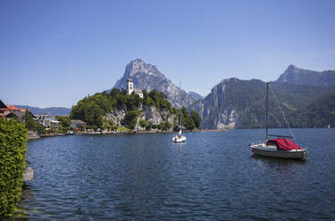 Austria, Upper Austria, Traunstein, Sailboats in front of Johannesbergkapelle - WWF06539