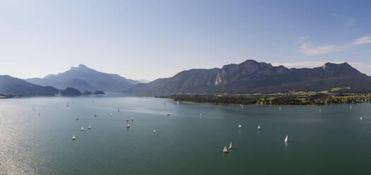 Österreich, Oberösterreich, Drohnenpanorama von Booten im Mondsee mit Bergen im Hintergrund - WWF06542