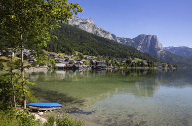 Österreich, Steiermark, Grundlsee, Stadt am Ufer des Grundlsees im Sommer - WWF06544