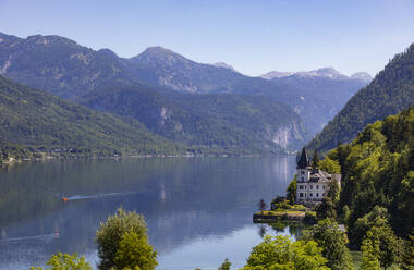 Austria, Styria, View of Villa Castiglioni, Grundlsee lake and surrounding mountains in summer - WWF06546