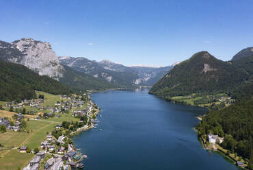 Österreich, Steiermark, Grundlsee, Drohnenansicht des Grundlsees und der umliegenden Berge im Sommer - WWF06547