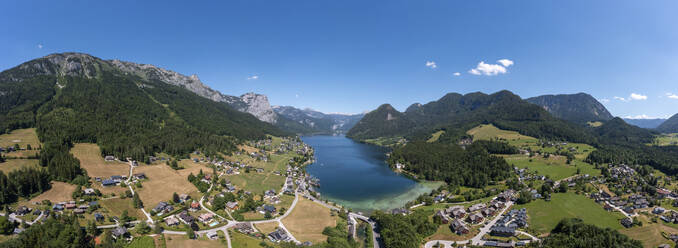 Österreich, Steiermark, Grundlsee, Drohnenpanorama des Grundlsees und der umliegenden Berge im Sommer - WWF06549