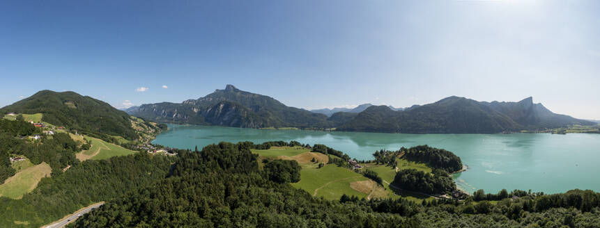 Österreich, Oberösterreich, Drohnenpanorama des Mondsees und der umliegenden Berge im Sommer - WWF06552