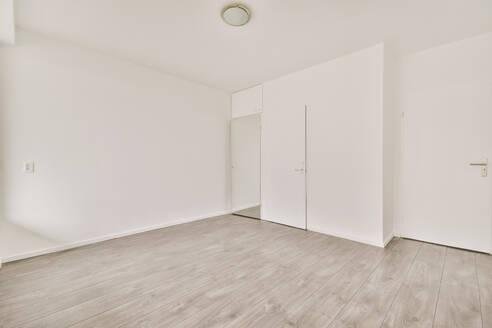 Interior design of spacious light room with minimalist style furnished by built in wardrobe in apartment - ADSF47851