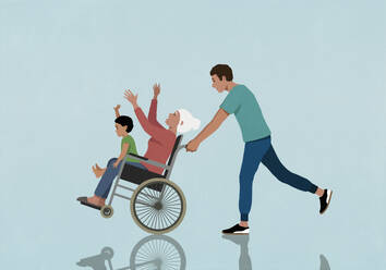 Verspielter Mann schiebt glückliche Mutter und Sohn im Rollstuhl - FSIF06590