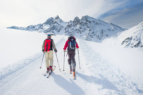 Group of climbers roped to the summit in the winter - INGF12155