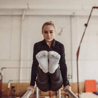 Frontansicht Frau Training Gymnastik Meisterschaft - INGF12370