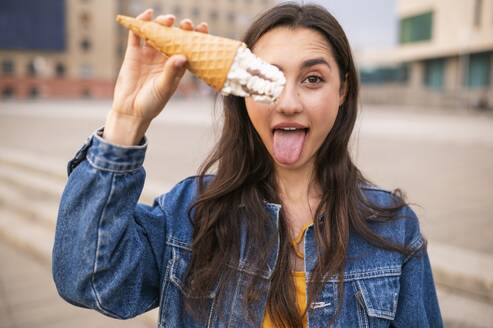 Frau isst Eis im Freien - INGF12378