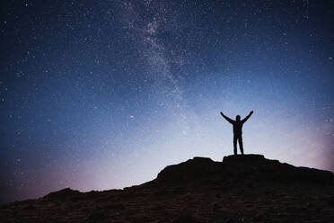 Silhouette junger Mann Hintergrund der Milchstraße Galaxie auf einem hellen Stern dunklen Himmel Ton. Silhouette junger Mann Hintergrund der Milchstraße Galaxie auf einem hellen Stern dunklen Himmel Ton - INGF12744