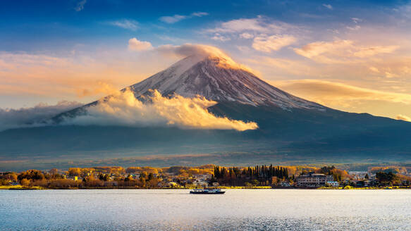 Fuji mountain and Kawaguchiko lake at sunset, Autumn seasons Fuji mountain at yamanachi in Japan. - INGF12769