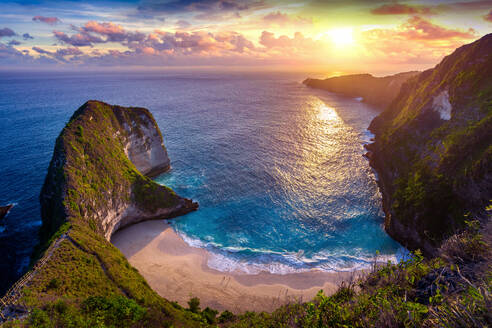 Kelingking Beach at sunset in Nusa Penida island, Bali, Indonesia. - INGF12814