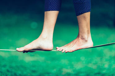 Slacklining oder Seilgehen - INGF12823