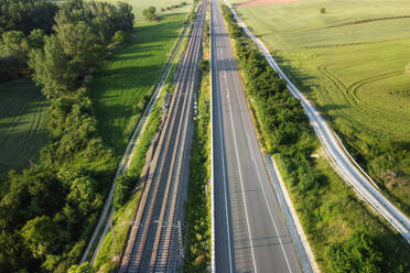 Luftaufnahme, Eisenbahn und Straße in ländlicher Landschaft ... Luftaufnahme, Eisenbahn und Straße in ländlicher Landschaft. - INGF12828