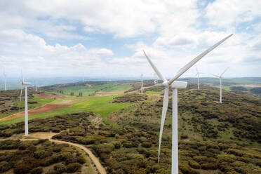 Luftaufnahme eines Windmühlenparks zur Erzeugung sauberer Energie bei schönem bewölktem Himmel. Windkraftanlagen erzeugen saubere erneuerbare Energie für eine nachhaltige Entwicklung. Luftaufnahme eines Windmühlenparks zur Erzeugung sauberer Energie bei schönem bewölktem Himmel. Windkraftanlagen erzeugen saubere erneuerbare Energie für eine nachhaltige Entwicklung. - INGF12829