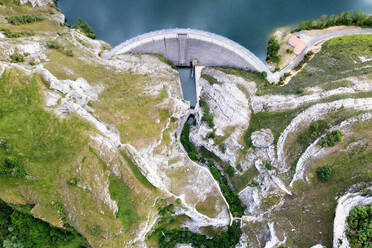 Luftaufnahmen mit einer Drohne Wasserdamm und Stausee, Erzeugung von Strom aus Wasserkraft erneuerbare Energie und nachhaltige Entwicklung. 4k-Luftaufnahmen in hoher Qualität. Luftaufnahmen mit einer Drohne Wasserdamm und Stausee, Erzeugung von Strom aus Wasserkraft erneuerbare Energie und nachhaltige Entwicklung. - INGF12831