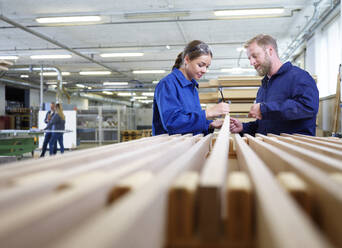 Schreinerlehrling in der Werkstatt - CVF02533