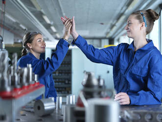 Arbeiter geben sich in der Fabrik die Klinke in die Hand - CVF02581