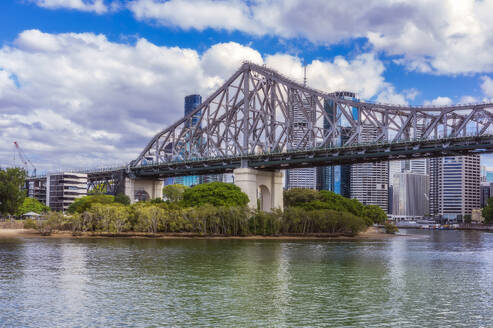 Australien, Queensland, Brisbane, Story Bridge mit Wolkenkratzern im Hintergrund - THAF03232