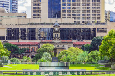 Australien, Queensland, Brisbane, Grand Central Hotel und Central Railway Station mit Statue im Vordergrund - THAF03234