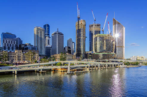 Australien, Queensland, Brisbane, Skyline der Stadt am Fluss mit Brücke im Vordergrund - THAF03237