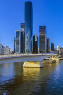 Australien, Queensland, Brisbane, Skyline der Stadt am Fluss mit Brücke im Vordergrund - THAF03238