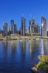 Australien, Queensland, Brisbane, Skyline der Stadt am Fluss mit Brücke im Vordergrund - THAF03239