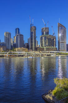 Australien, Queensland, Brisbane, Skyline der Stadt am Fluss mit Brücke im Vordergrund - THAF03239