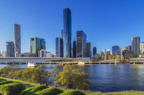 Australien, Queensland, Brisbane, Skyline der Stadt am Fluss mit Brücke im Vordergrund - THAF03240