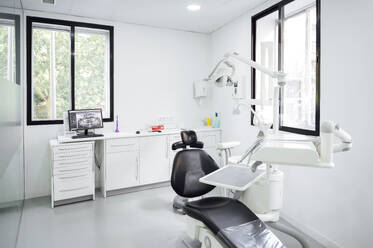 Zahnarztstuhl im Untersuchungsraum einer Klinik - PGF01641