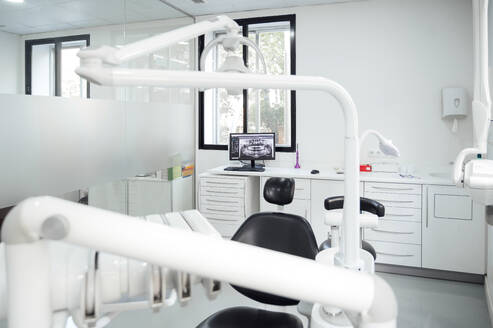 Medizinische Geräte im Untersuchungsraum einer Zahnarztpraxis - PGF01644