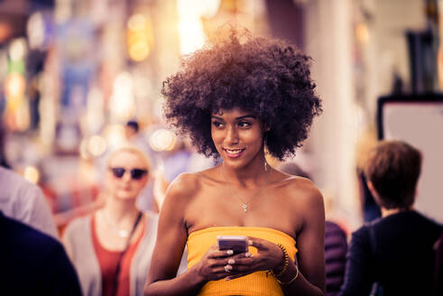 Happy african american woman smiling. Beautiful young female walking and having fun in New York city - DMDF05477