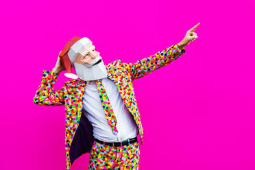 Happy Man mit lustigen Low-Poly-Maske auf farbigen Hintergrund - Kreative konzeptionelle Idee für Werbung, Erwachsene mit Low-Poly Origami-Papier-Maske tun lustige Posen - DMDF05488