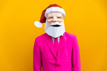 Happy Man mit lustigen Low-Poly-Maske auf farbigen Hintergrund - Kreative konzeptionelle Idee für Werbung, Erwachsene mit Low-Poly Origami-Papier-Maske tun lustige Posen - DMDF05497