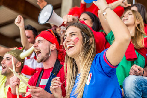 Fußballfans im Stadion - Fußballfans haben Spaß und sehen sich ein Fußballspiel an - DMDF05506