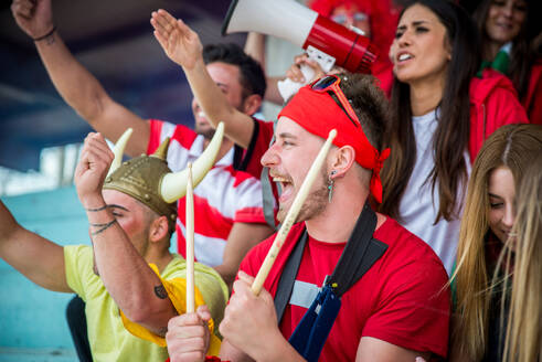 Fußballfans im Stadion - Fußballfans haben Spaß und sehen sich ein Fußballspiel an - DMDF05508