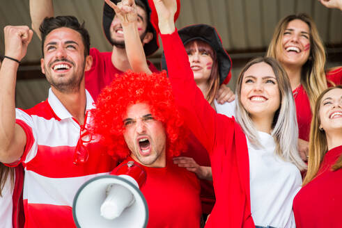 Fußballfans im Stadion - Fußballfans haben Spaß und sehen sich ein Fußballspiel an - DMDF05522