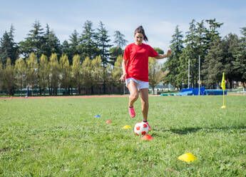 Football players training in soccer field, concepts about teamwork and sport - DMDF05541